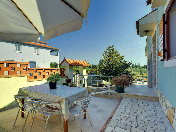 Dining 5, Traditional Holiday Home With Covered Terrace, Medulin