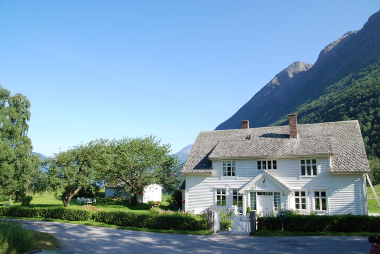 Exterior & Views