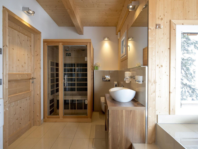 Bathroom 3, Lush chalet with hot tub, Murau