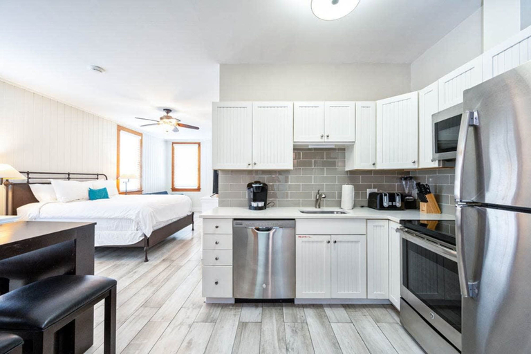 Private kitchen, The Bartlum Luxury Studio In Prime Location, Monroe