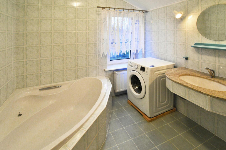 Bathroom 5, Comfy Lakeside House With Private Garden, Stargard