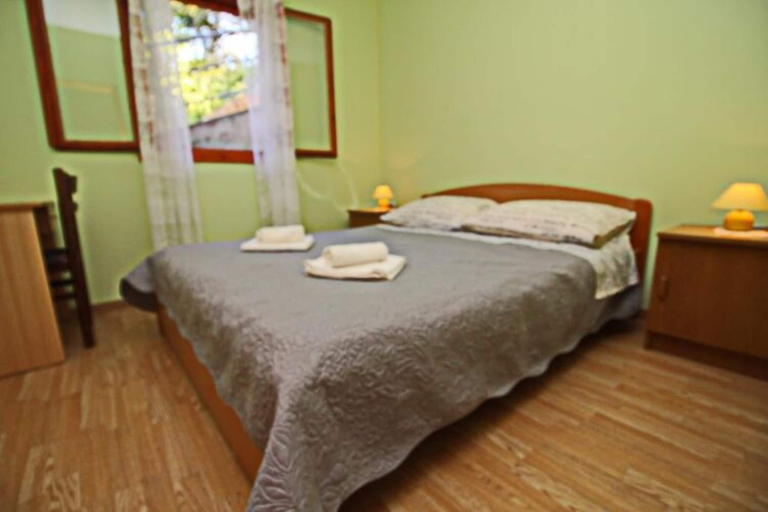Room 5, Apartments Bacic - Three Bedroom Apartment With Terrace and Sea View, Blato