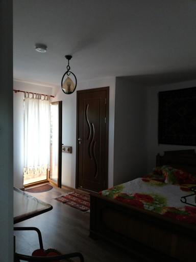 Bedroom 2, MON AMI, Merei
