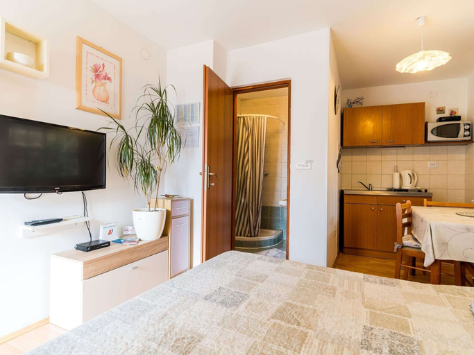 Private kitchen 4, Studio Maro - Studio Apartment With Terrace, Dubrovnik