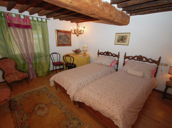 Room 5, Apartment in Lucca Near Historic City Walls, Lucca
