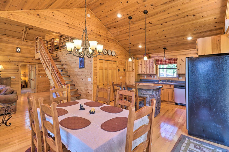 Food & Drinks, Peaceful Cabin w/ Deck + Scenic Mtn Views!, Izard