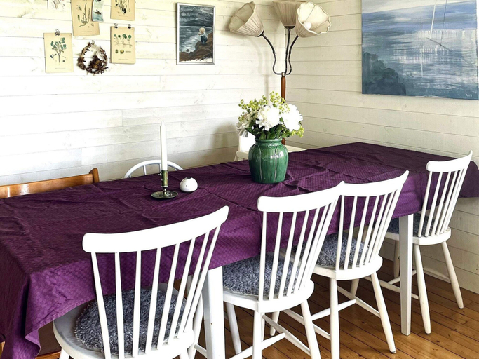 Dining 4, 4 Star Holiday Home in Uddevalla, Uddevalla