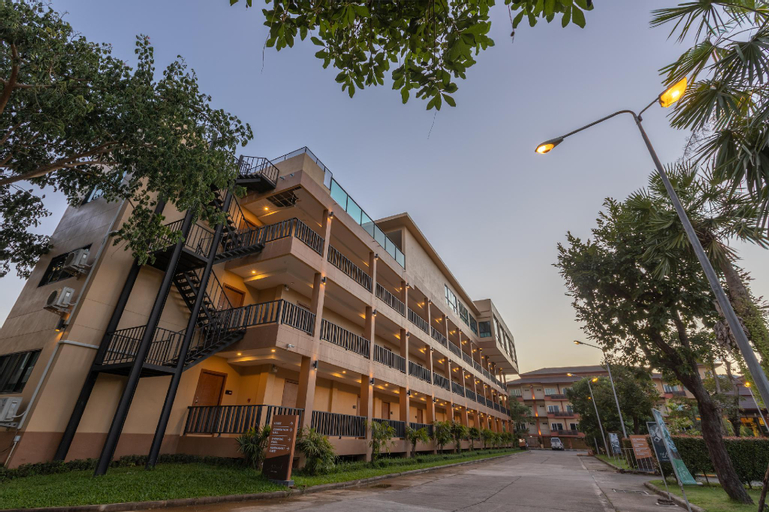 Exterior 3