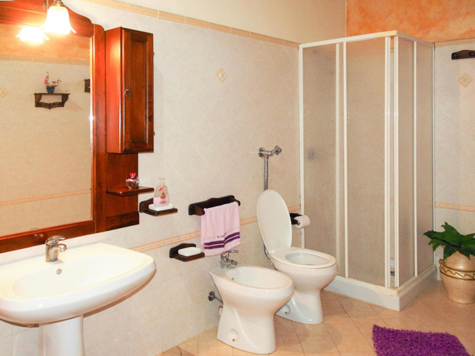 Bathroom 2, Belvilla by OYO Villa Flora, Trapani