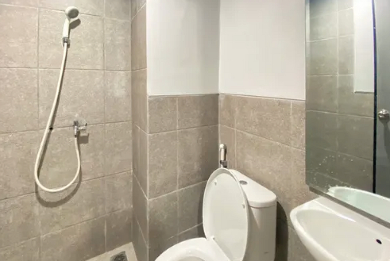 Bathroom 5, Victory Room at Riverdale Apartment Cikarang, Cikarang