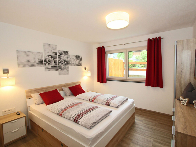 Room 5, Apartment in Mayrhofen With Garden, Schwaz