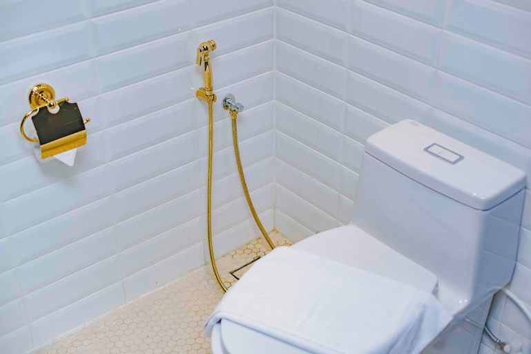 Bathroom 16