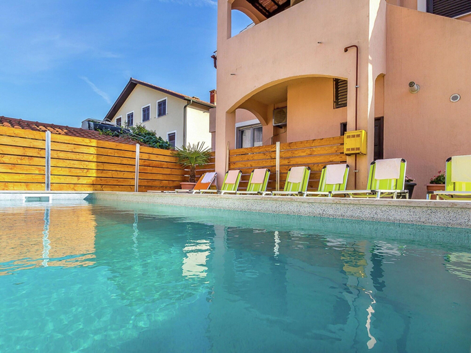 Pool 4, Apartment in Liznjan With Pool Terrace, Ližnjan
