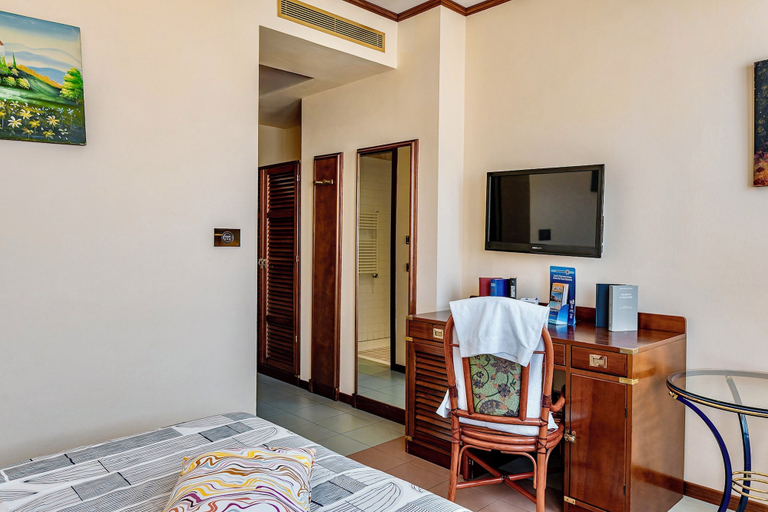 Bedroom 5, Hotel in Cecina just 100 mt from the sea, Livorno