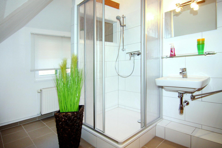 Bathroom, Reihenhauser im Hafendorf Vieregge auf Rugen, Vorpommern-Rügen