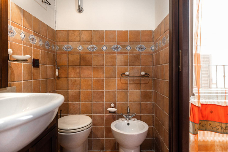 Bathroom 3, Camera TOP, Barletta-Andria-Trani