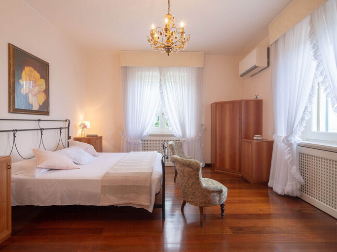 Room amenity 2, Splendid Villa in Macerata With Pool & Views, Macerata