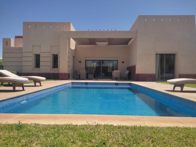 Sport & Beauty 4, Villa isolee 4 facades avec piscine, Marrakech
