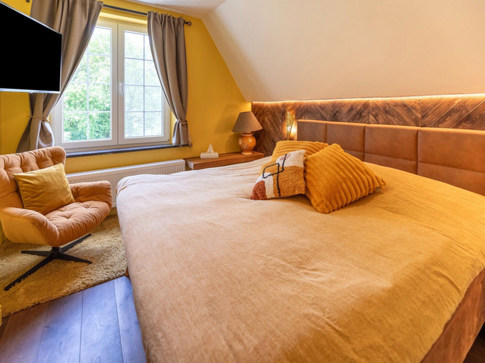 Room 3, Luxurious Villa With Heated Pool, Namur