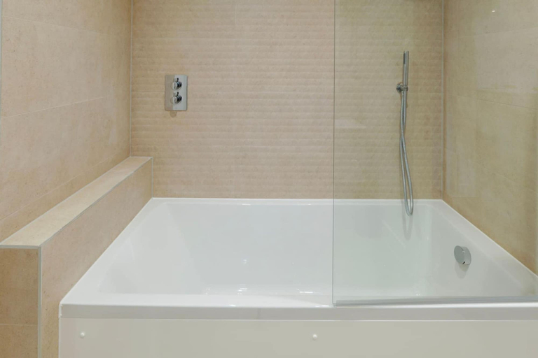 Room 2, Luxury Manchester Apartment - Blue, Stockport