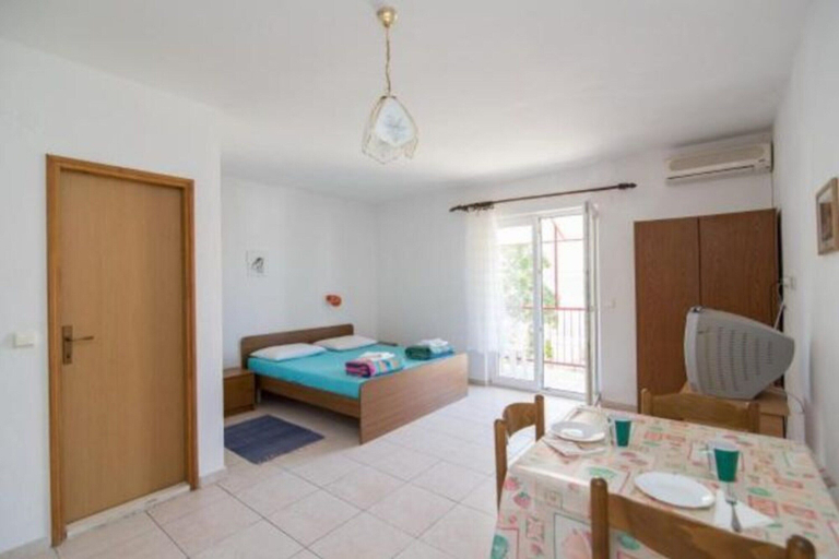 Dining 5, Apartments Boguvila - Studio With Terrace -, Supetar