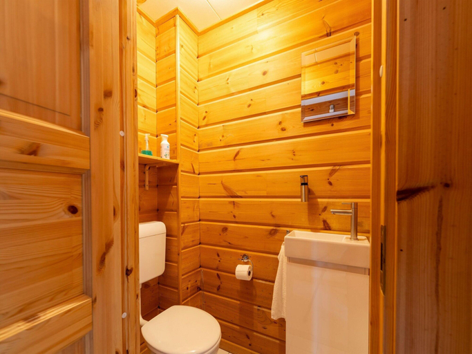 Bathroom 5, Holiday Home by Zuidlaardermeer With Jetty, Hoogezand-Sappemeer