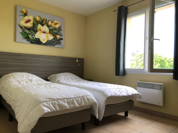 Room 2, Villa in Les Forges with Golf & Pool Access, Deux-Sèvres