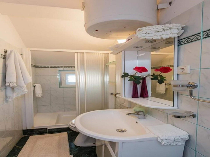 Bathroom 2, Apartments Roda - One Bedroom Apartment With Terrace -, Supetar