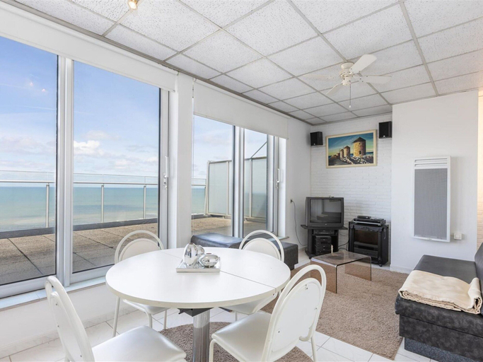 Dining 3, Apartment on Zeedijk With Sea Views, West-Vlaanderen