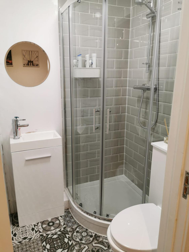Bedroom, 4 sleeps and travel cot- close to beach and restaurants, Bournemouth
