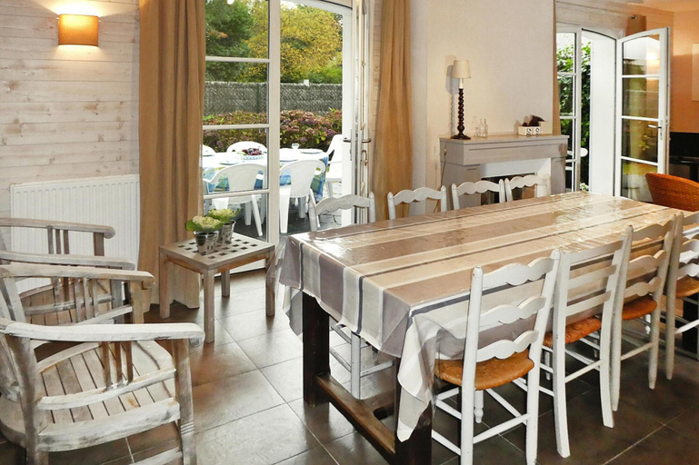 Food & Drinks 4, Holiday Home in Carnac Near Sandy Beach, Morbihan