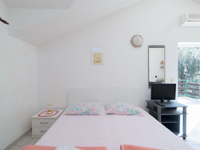 Room 3, Apartments Pinija - Studio With Terrace -, Supetar