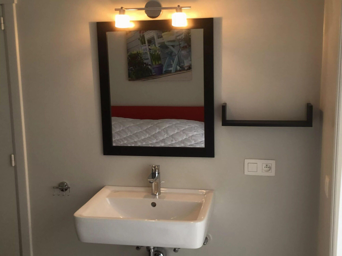 Bathroom 5, Modern Beachside Apartment, West-Vlaanderen