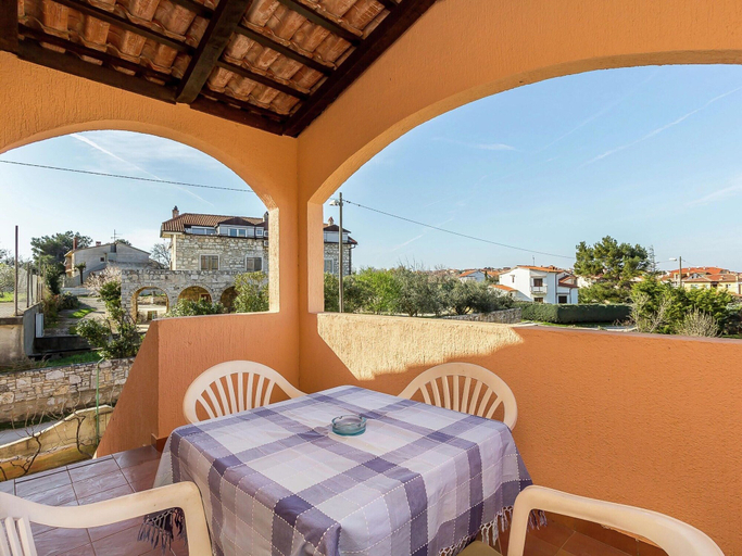 Dining 2, Apartment in Liznjan With Pool Terrace, Ližnjan
