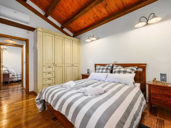 Room 5, Beautiful Stone Villa in Tinjan With Swimming Pool, Tinjan