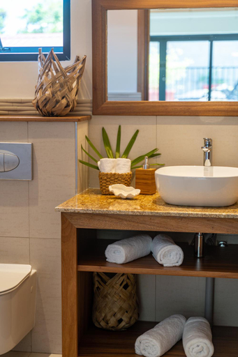 Bathroom 4, Lodoicea Apartments