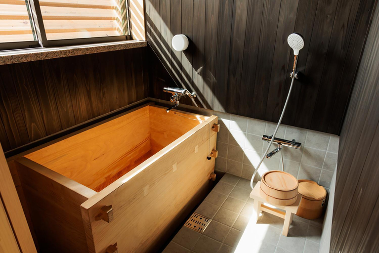 Bathroom, ヴィラかほく by Nook's Kitchen, Kami