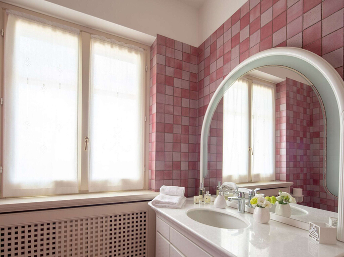 Bathroom 5, Splendid Villa in Macerata With Pool & Views, Macerata