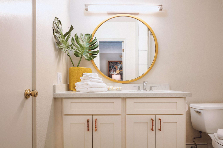 Bathroom 5, White Sands Hotel, Honolulu