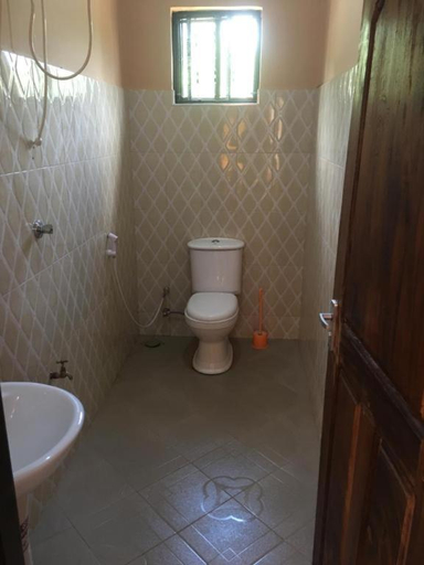Bathroom 2, B-MORE COMFORT STAY, Hai