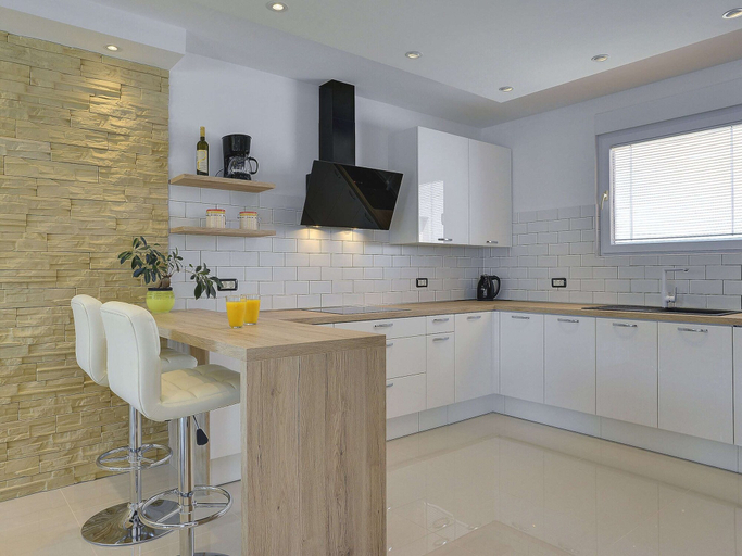 Private kitchen 2, Family Villa With Swimming Pool, Pula