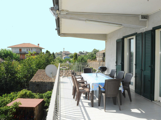 Dining, Cozy Etna Apartment with Pool, Catania