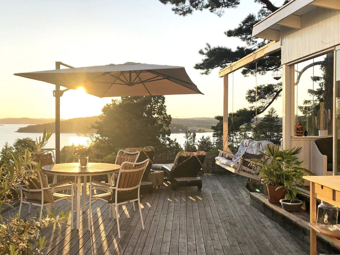 Dining 2, 4 Star Holiday Home in Uddevalla, Uddevalla