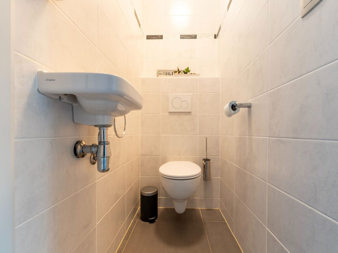 Bathroom 2, Chic Flat Near Ostend Beach, West-Vlaanderen