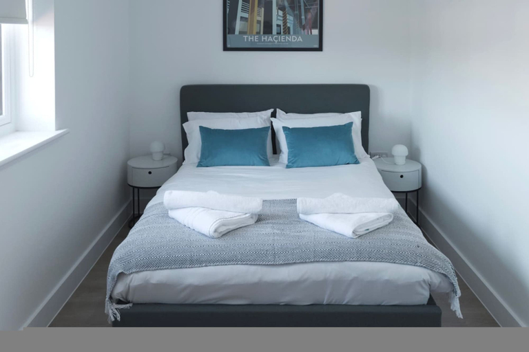 Room 4, Luxury Manchester Apartment - Blue, Stockport
