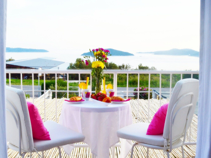 Dining 2, Apartments Lina - Three Bedroom Apartment With Two Balconies and Sea View, Pojezerje