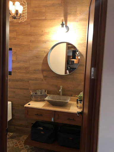 Bathroom 3, Dona Jose, Allende