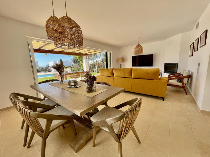 Shared lounge/TV area 4, Roures 13 Villa con piscina privada y AC, Baleares