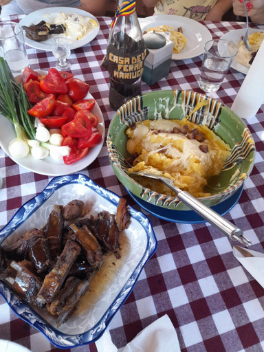 Food & Drinks 5, Casa de la ferma Mariuca, Giulesti