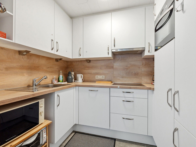 Private kitchen 3, Bright 2-bedroom Apartment, West-Vlaanderen